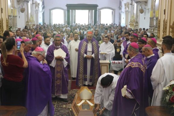 Sob forte emoção, diocese de Valença despede-se de Dom Elias.