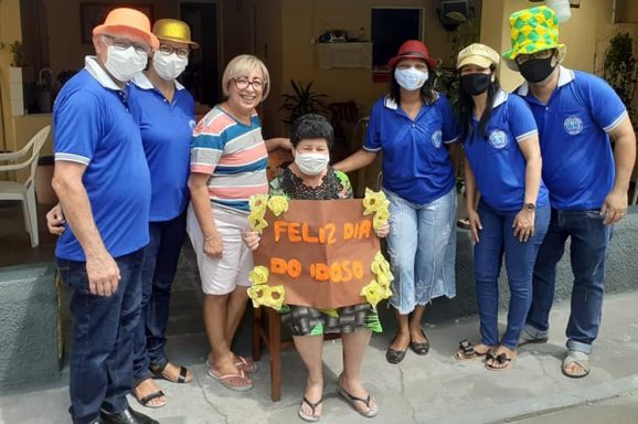Idosos recebem visita de integrantes de missionários da Pastoral Familiar durante a pandemia em Campos (RJ)