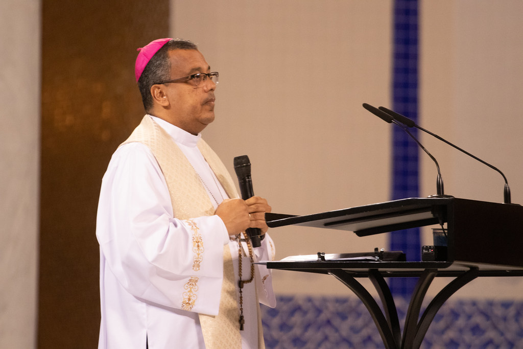 Dom Gilson anima o santo terço durante a Assembleia dos Bispos.