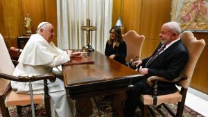 Papa Francisco recebeu o presidente do Brasil e sua primeira-dama. Foto: Vatican Media