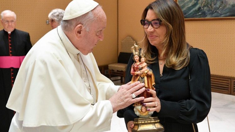 Francisco foi presenteado com a imagem de Nossa Senhora de Nazaré pela primeira-dama brasileira. Foto: Vatican Media