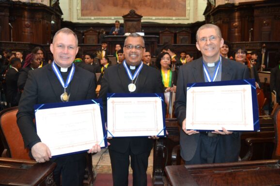 Assembleia Legislativa do Rio de Janeiro homenageia bispos com a Medalha Tiradentes