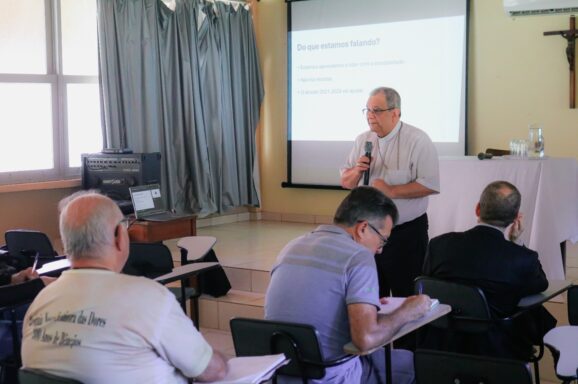 Explorando a Sinodalidade: Clero Diocesano aprofunda temática durante atualização teológico-pastoral